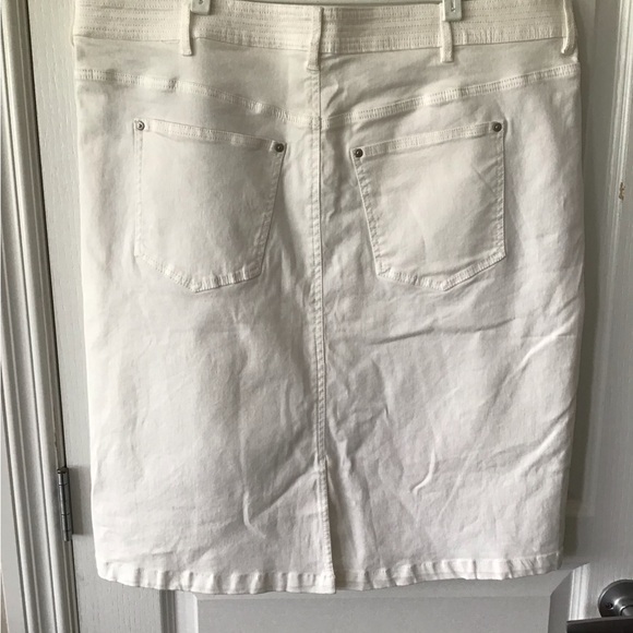 Plus Size Additionelle Strerch Denim Skirt - Picture 2 of 4